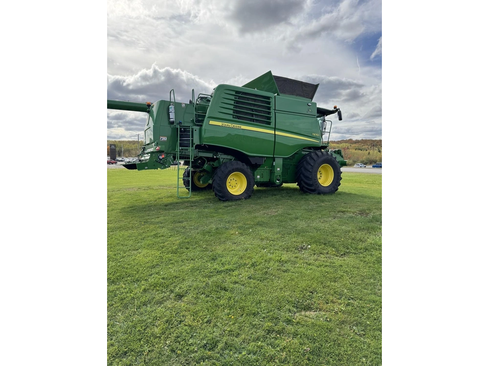 2022 John Deere T670 alt