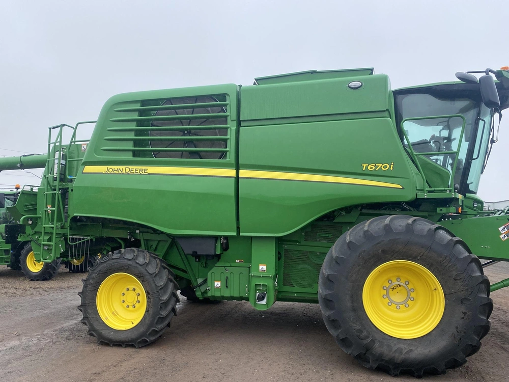 2023 John Deere T670 alt