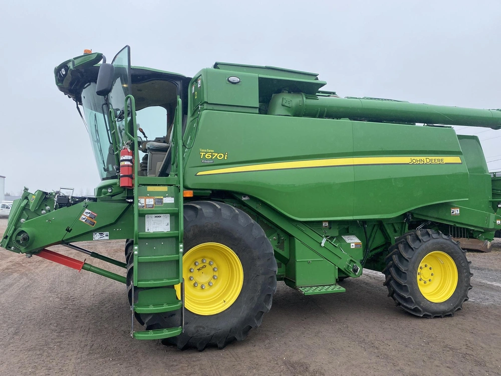 2023 John Deere T670 alt