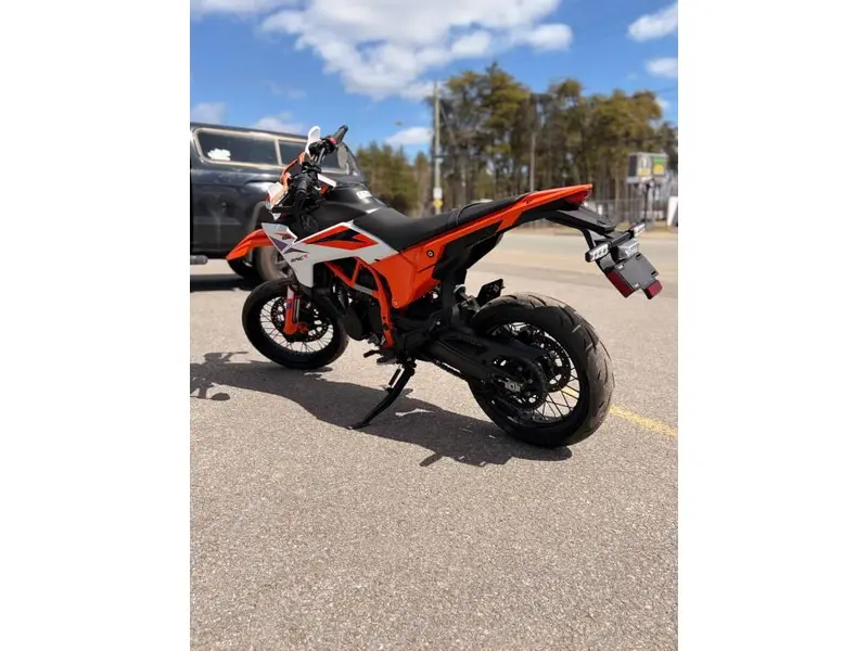 2025 KTM 390 SMC R thumbnail 6
