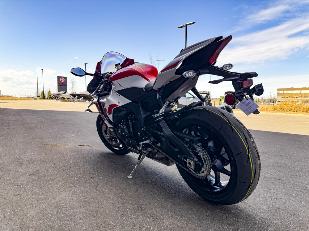 2026 Yamaha R1 alt