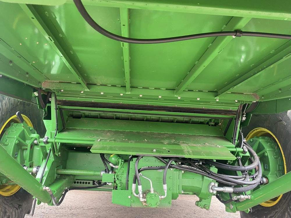 2023 John Deere T670 alt