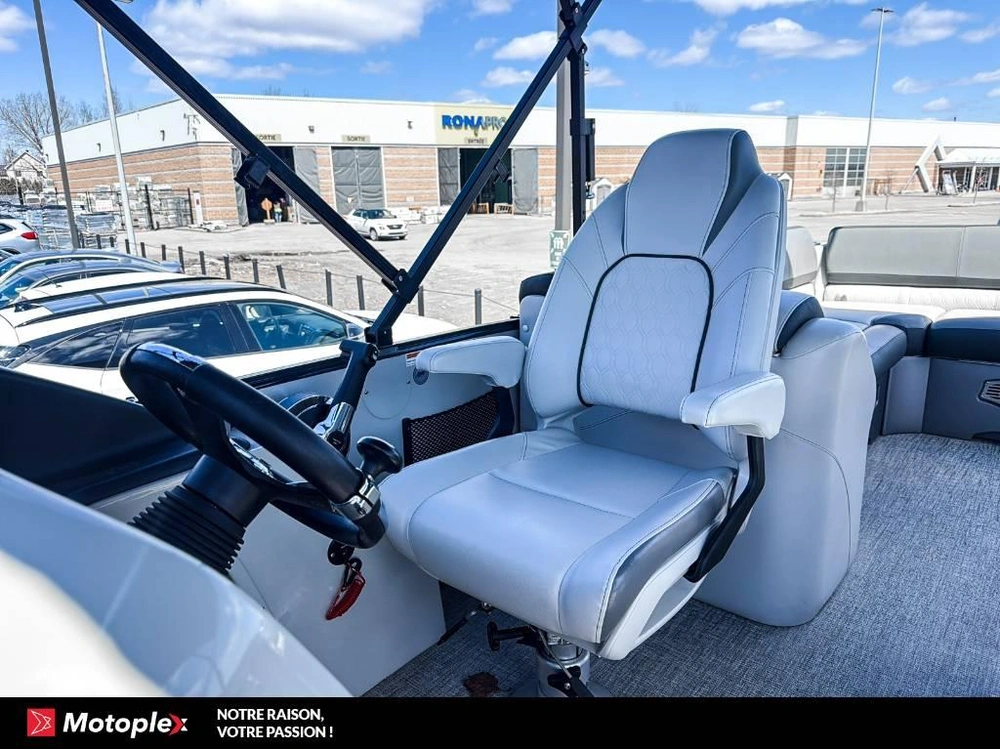 Avalon Catalina 2585 Entertain 2023 alt