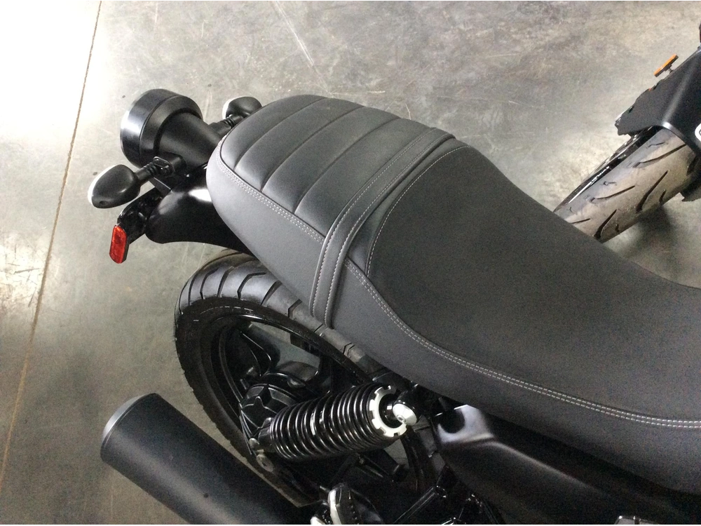 Moto Guzzi V7 Stone 2022 alt