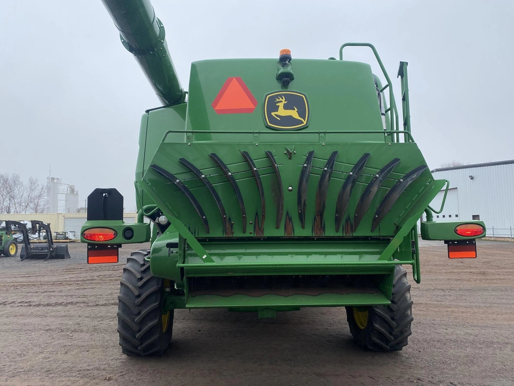 2023 John Deere T670 alt