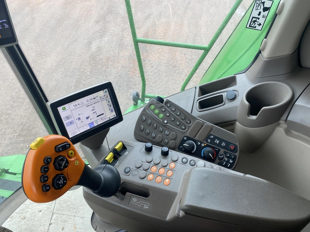 2023 John Deere T670 alt
