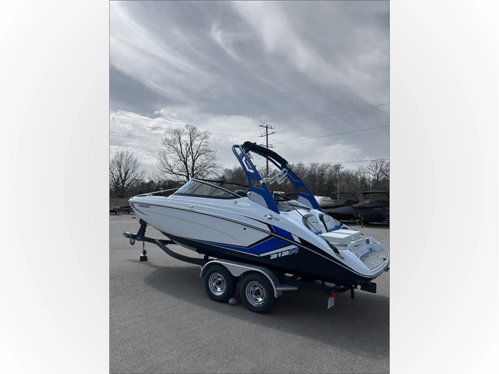 2019 Yamaha 212x alt