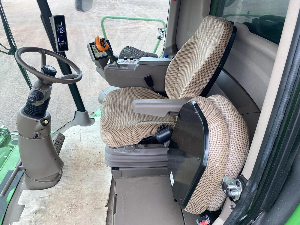 2023 John Deere T670 alt