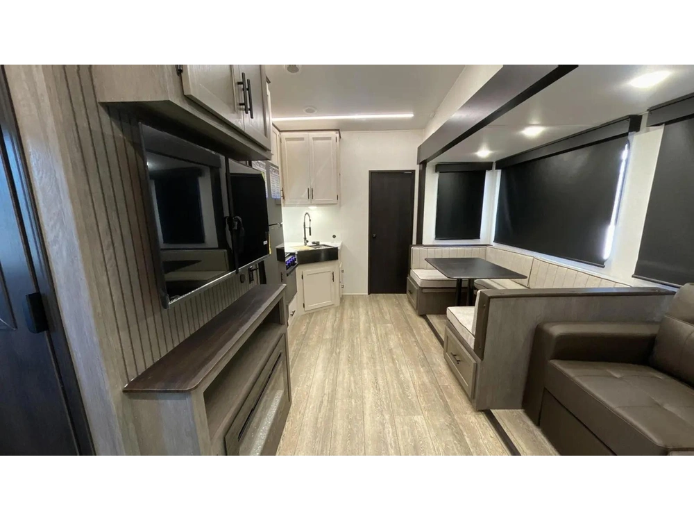 2025 Arctic Wolf 287bh alt