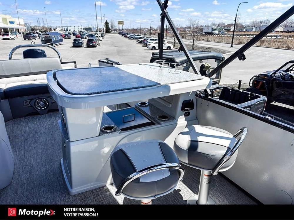 Avalon Catalina 2585 Entertain 2023 alt