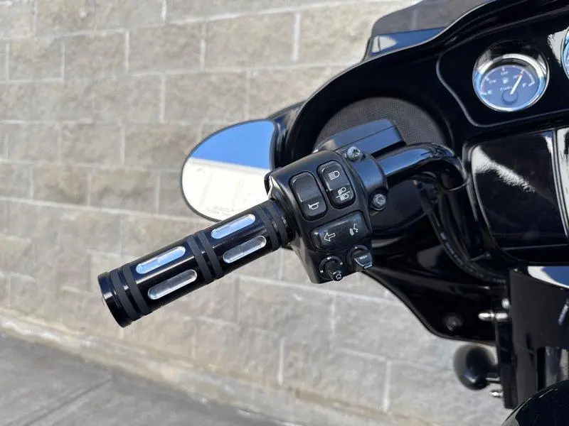 2018 Harley-Davidson FLHXS - Street Glide® Special thumbnail 15