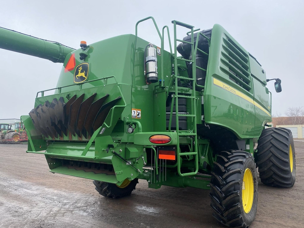 2023 John Deere T670 alt