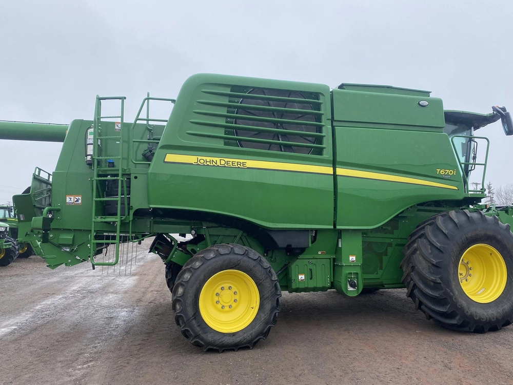 2023 John Deere T670 alt
