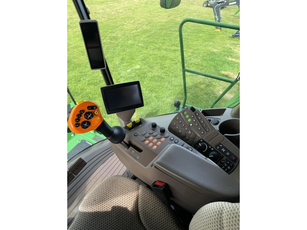 2022 John Deere T670 alt