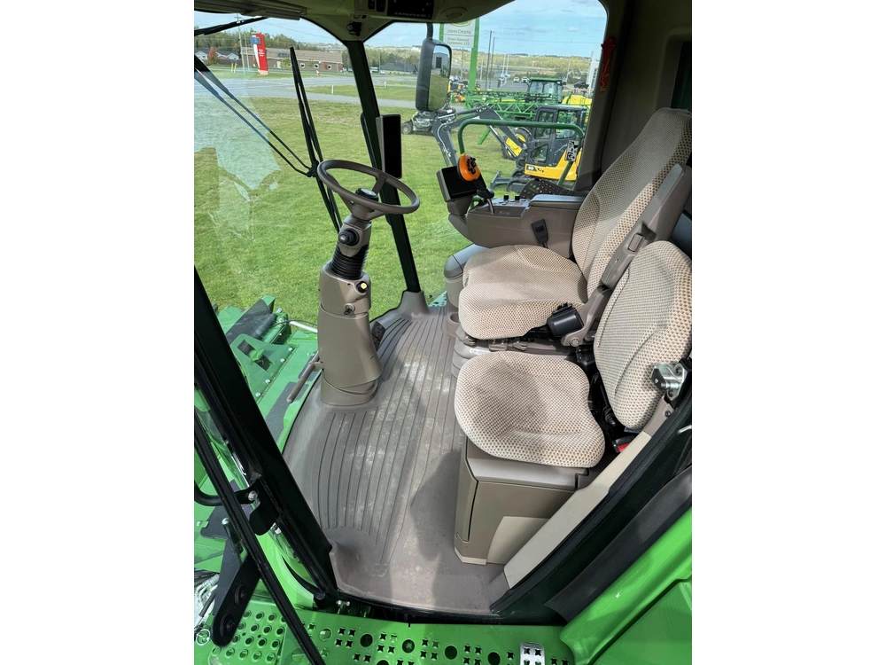 2022 John Deere T670 alt