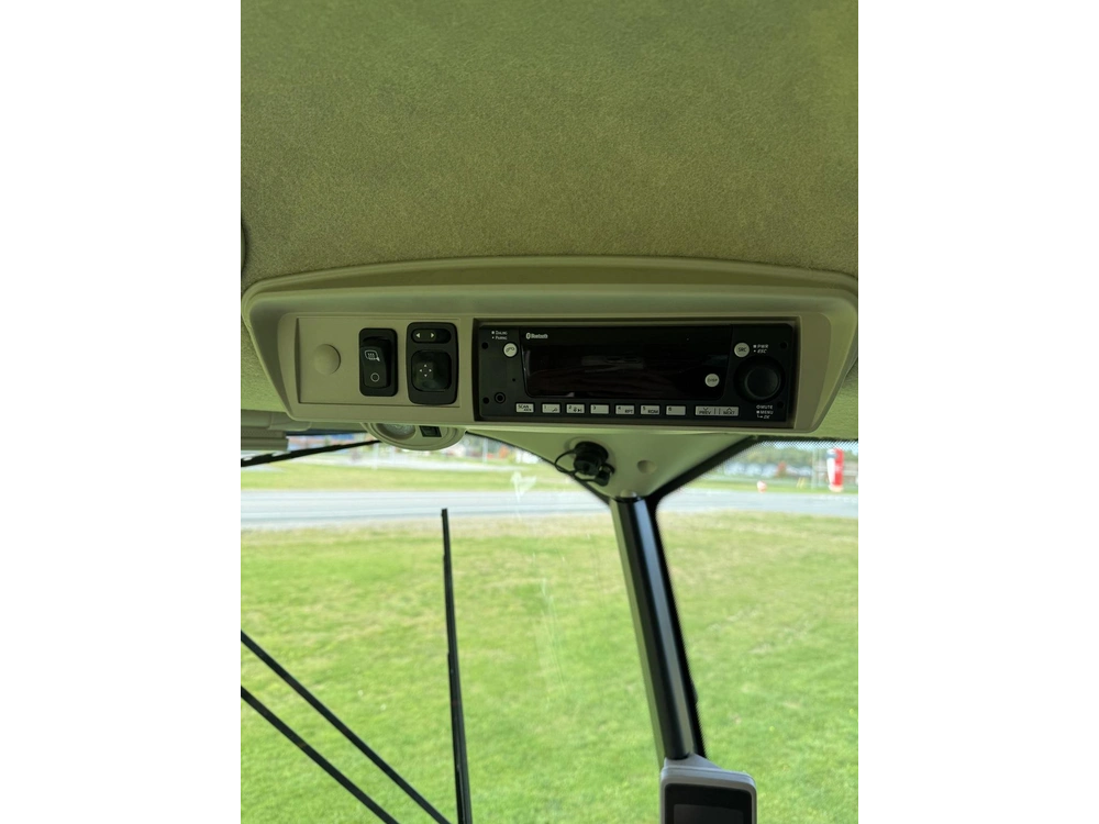 2022 John Deere T670 alt