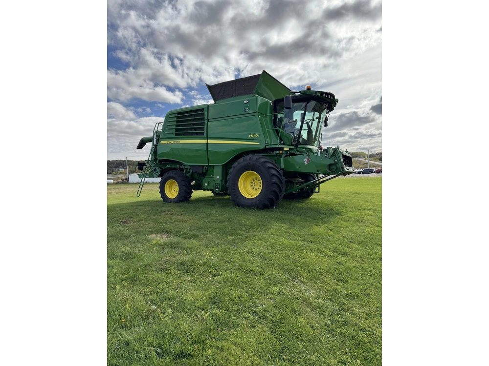 2022 John Deere T670 alt