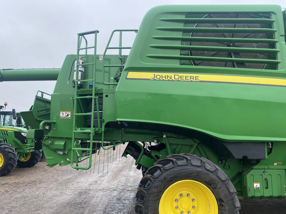 2023 John Deere T670 alt