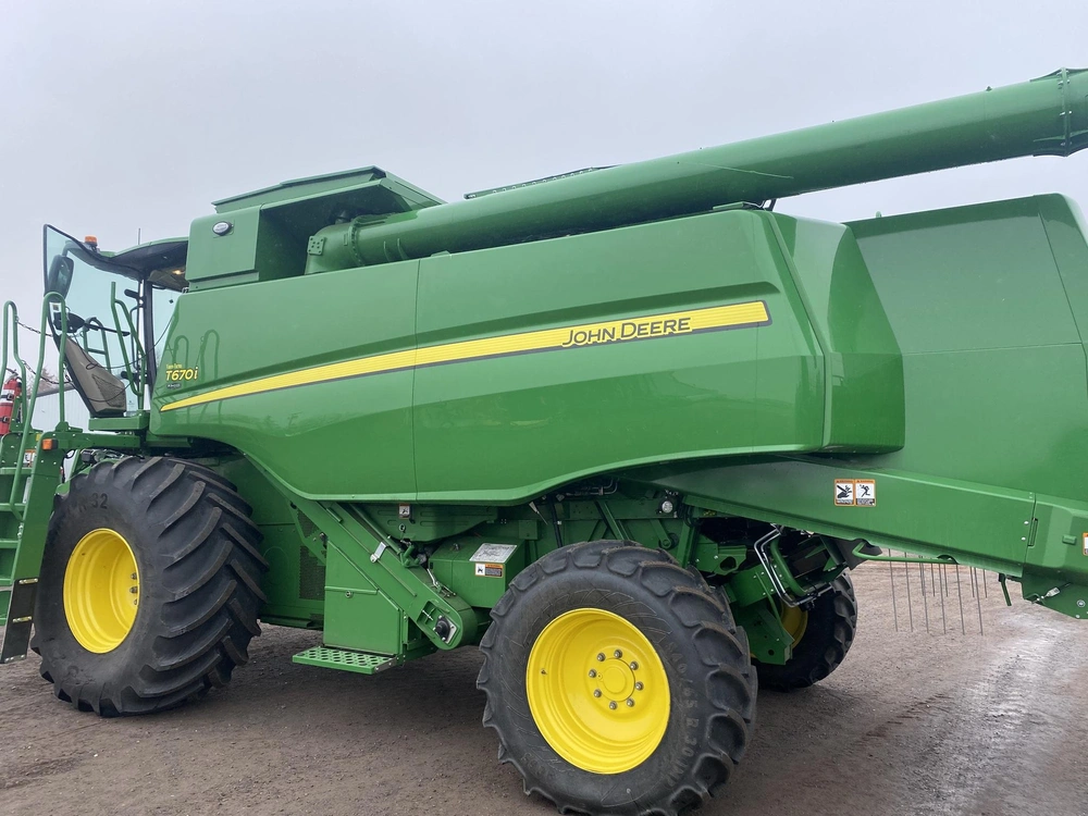 2023 John Deere T670 alt