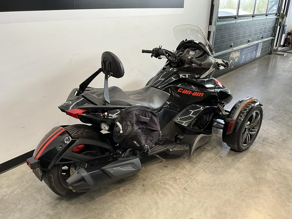2016 Can-am Spyder Sts alt