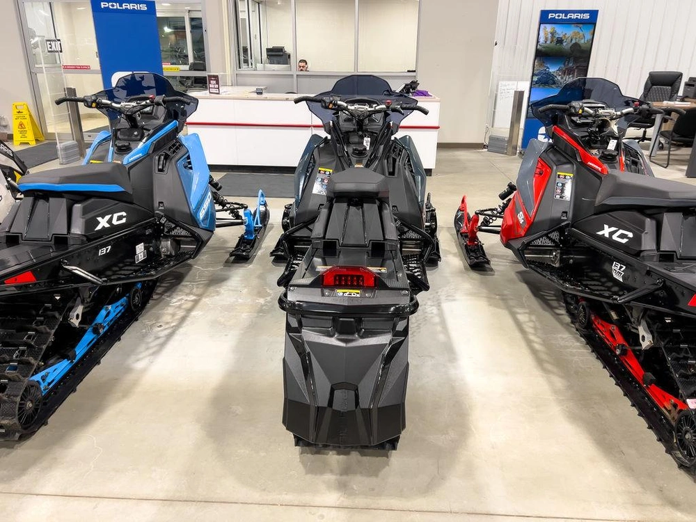 2026 Polaris 650 Indy Xc 137 Gloss Black / Blue Dusk alt