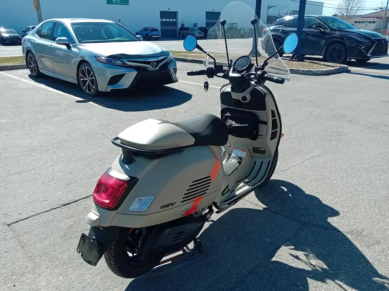 2024 Vespa GTV300 thumbnail 6