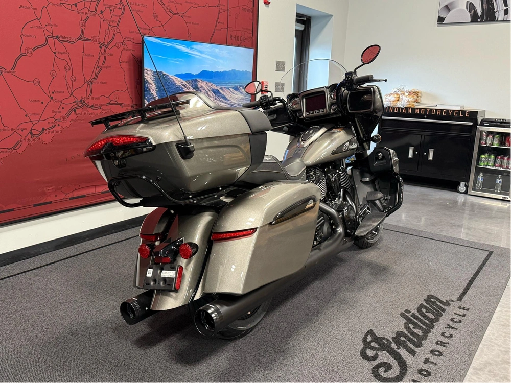 2025 Indian Motorcycle Roadmaster Drk Hrs Prem Audio, Hvy Mtl, 49s Dark Horse® With Powerband Audio Package alt