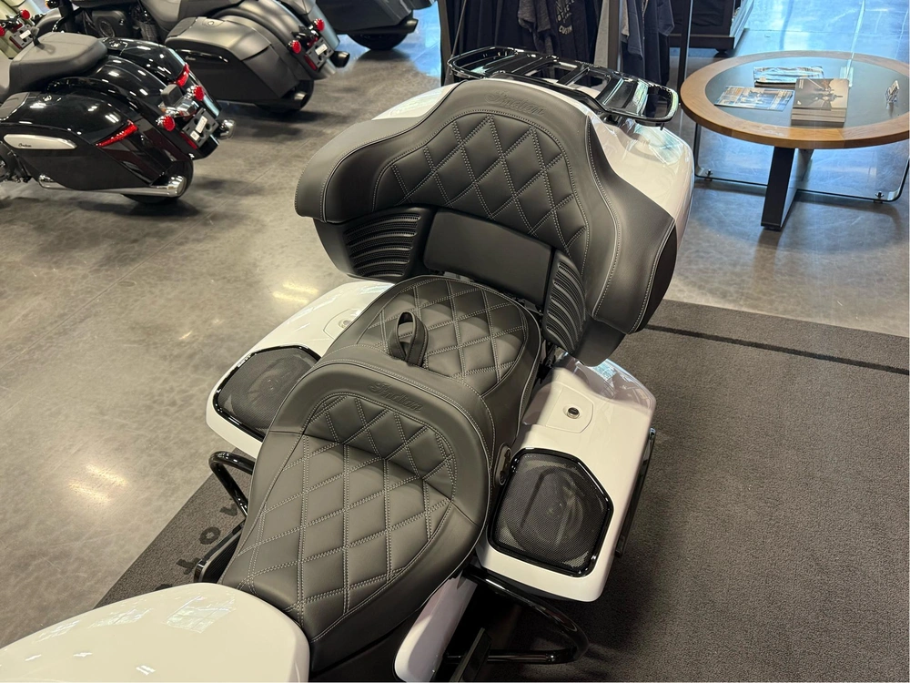 2025 Indian Motorcycle Pursuit Dark Horse alt
