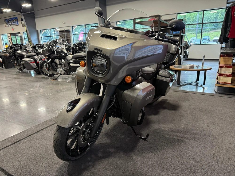 2025 Indian Motorcycle Roadmaster Drk Hrs Prem Audio, Hvy Mtl, 49s Dark Horse® With Powerband Audio Package alt