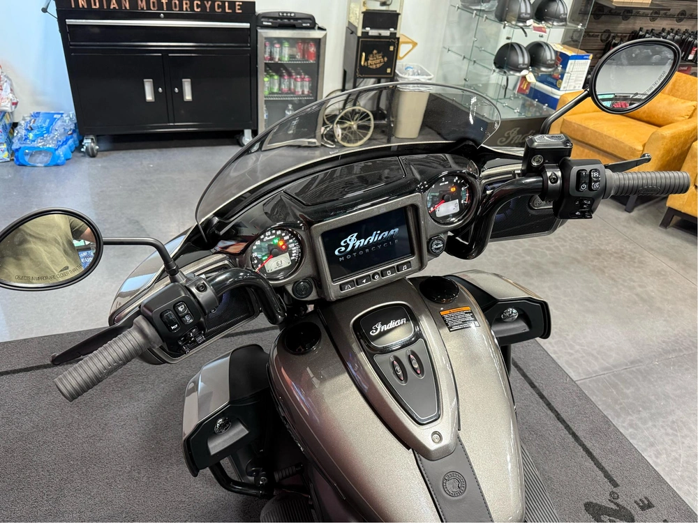 2025 Indian Motorcycle Roadmaster Drk Hrs Prem Audio, Hvy Mtl, 49s Dark Horse® With Powerband Audio Package alt