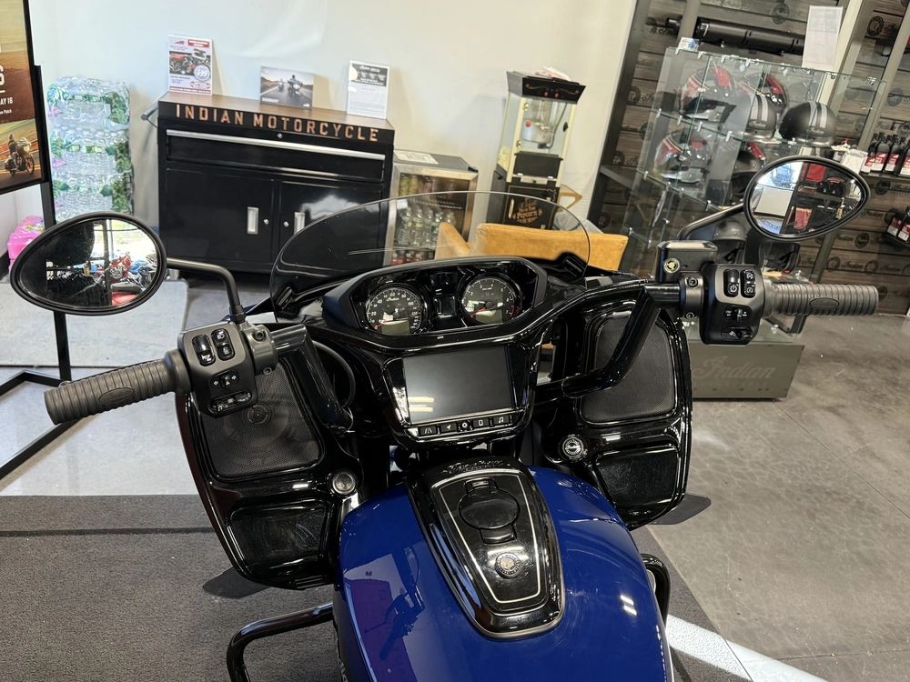 2025 Indian Motorcycle Challenger Dark Horse® alt