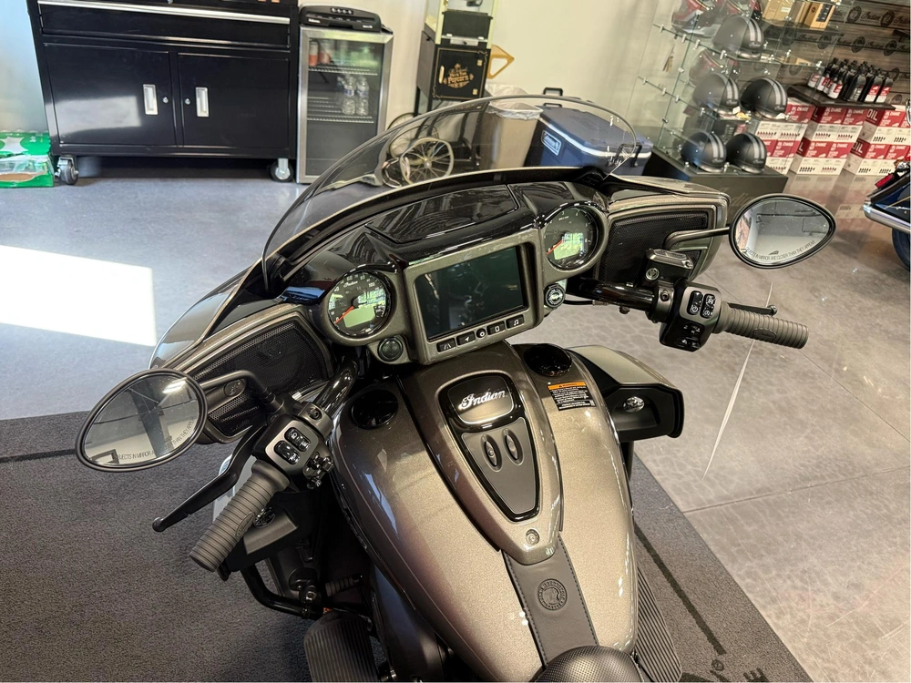 2025 Indian Motorcycle Roadmaster Dark Horse alt