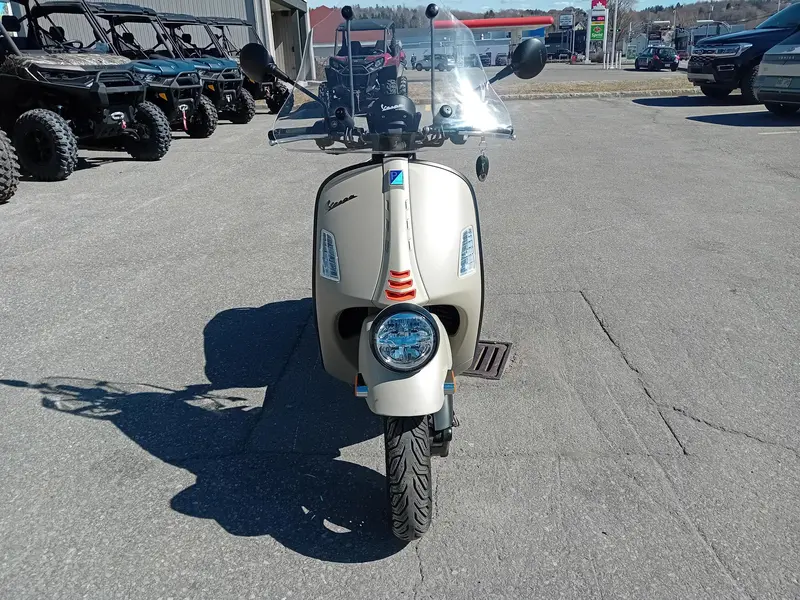 2024 Vespa GTV300 thumbnail 3