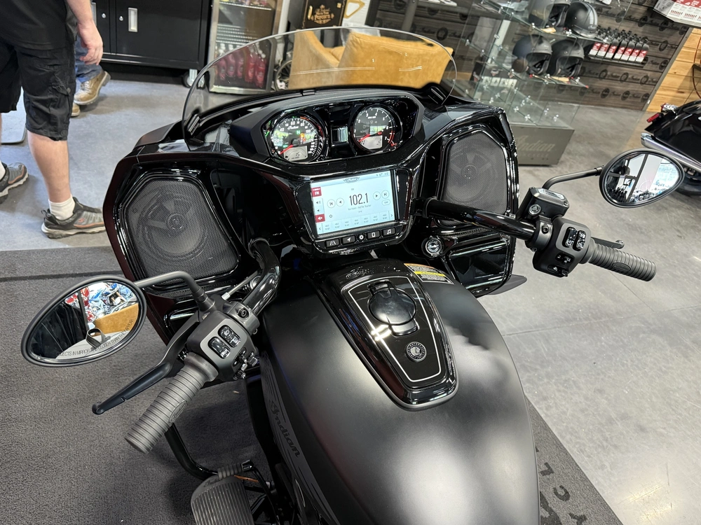 2026 Polaris Challenger Dark Horse, Black Smoke, 49st alt