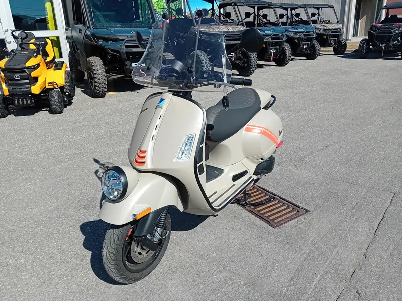 2024 Vespa GTV300 thumbnail 2