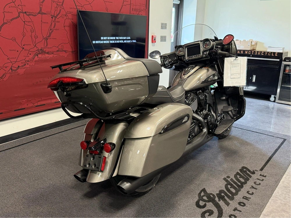 2025 Indian Motorcycle Roadmaster Dark Horse alt