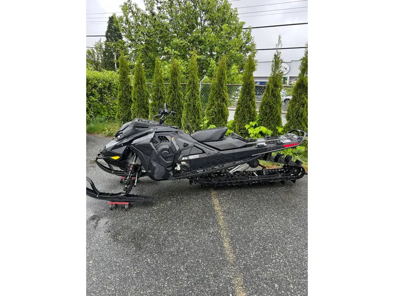 Ski-Doo SUMMIT ADRENALINE EDGE PKG 165 3" 850 E-TEC BLACK W/ SHOT START 2025