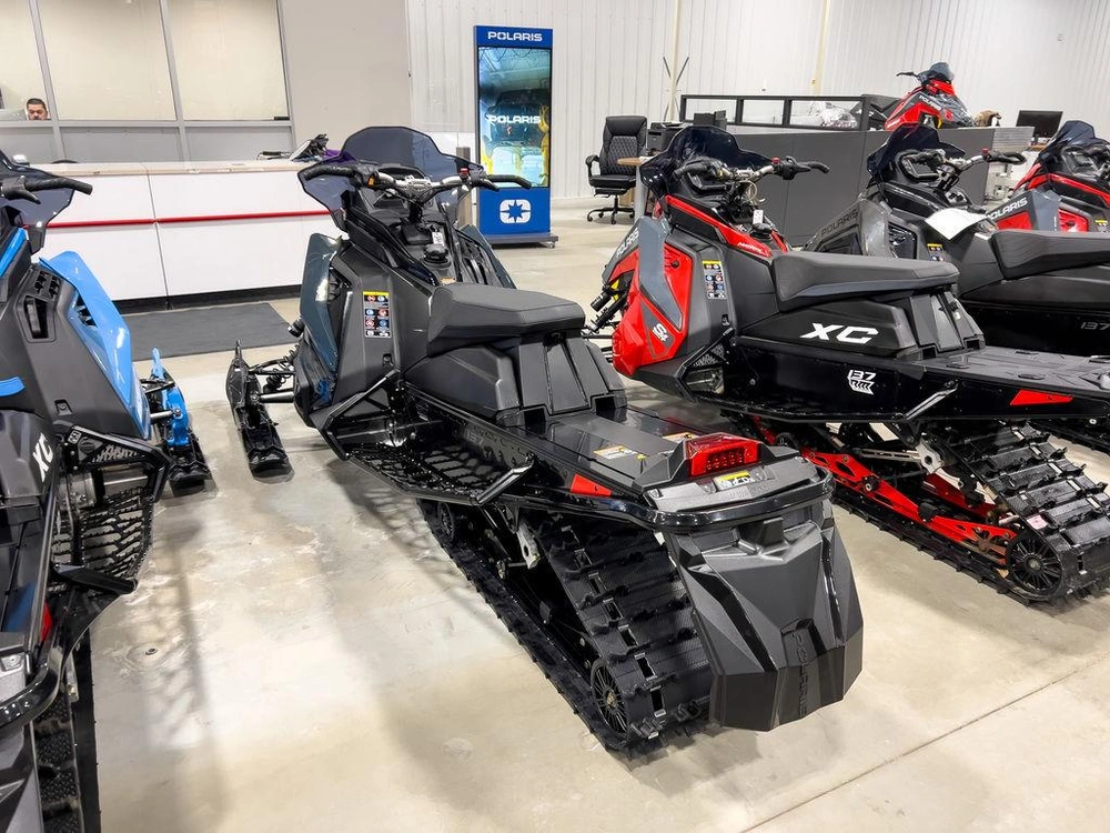 2026 Polaris 650 Indy Xc 137 Gloss Black / Blue Dusk alt