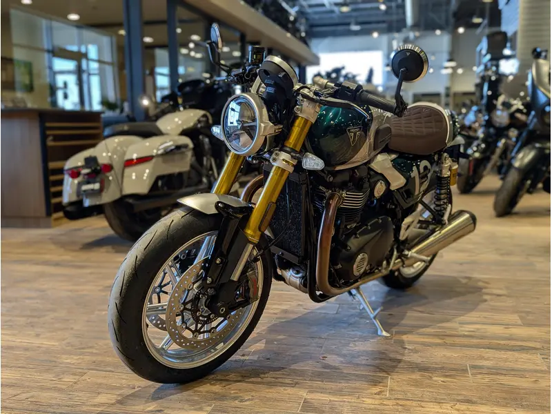 2027 Triumph Speed Twin 1200 Cafe Racer Edition // Aluminum Silver/Competition Green