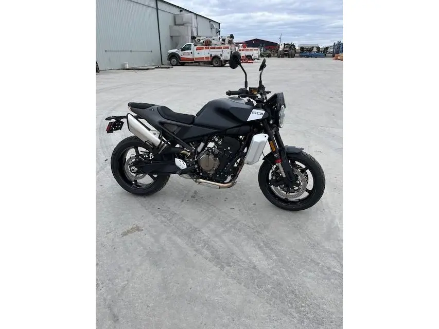 2025 Husqvarna 801 SVARTIPLEN