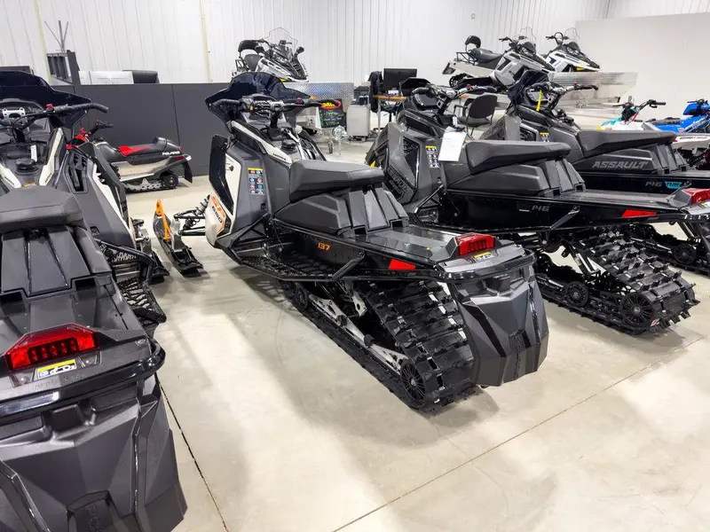 2025 Polaris 650 Indy SP 137 ES thumbnail 3