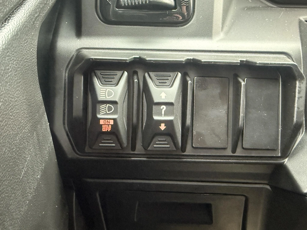 2026 Can-am Ssv Def Xtcab 65 Hd11 Bk Hb 26 Xt Cab Hd11 alt