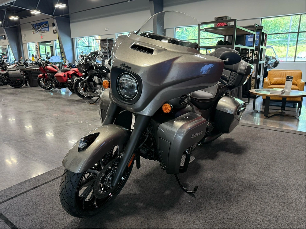 2025 Indian Motorcycle Roadmaster Dark Horse alt