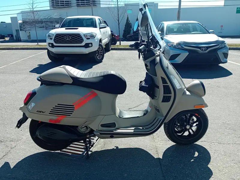 2024 Vespa GTV300 thumbnail 5