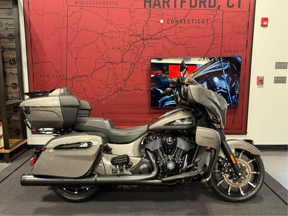 2025 Indian Motorcycle Roadmaster Drk Hrs Prem Audio, Hvy Mtl, 49s Dark Horse® With Powerband Audio Package alt