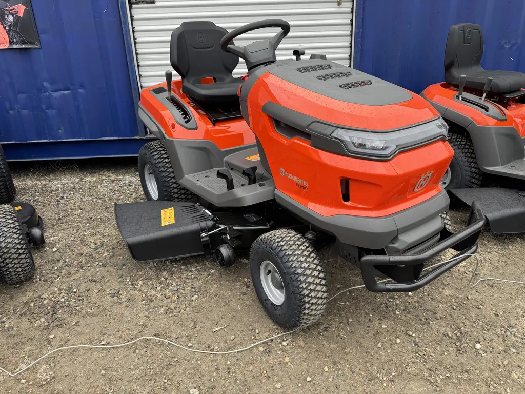 2026 Husqvarna LAWN TRACTOR,24.5HP 