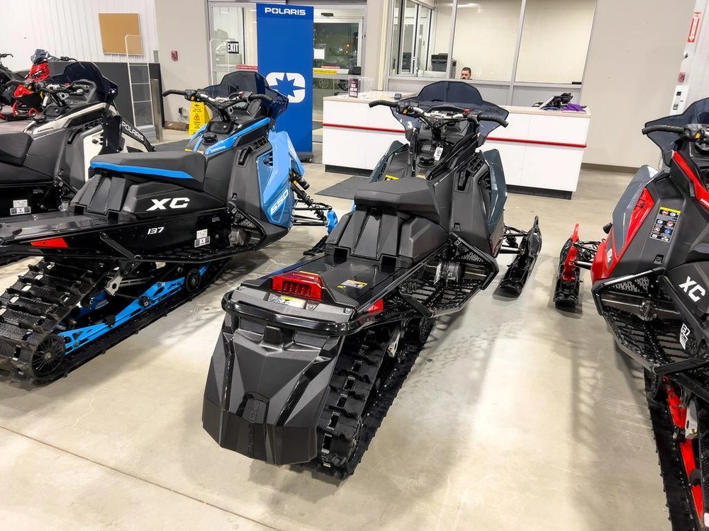 2026 Polaris 650 Indy Xc 137 Gloss Black / Blue Dusk alt