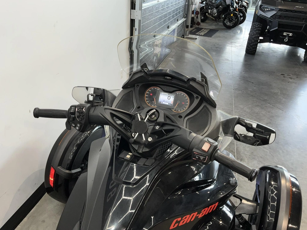 2016 Can-am Spyder Sts alt