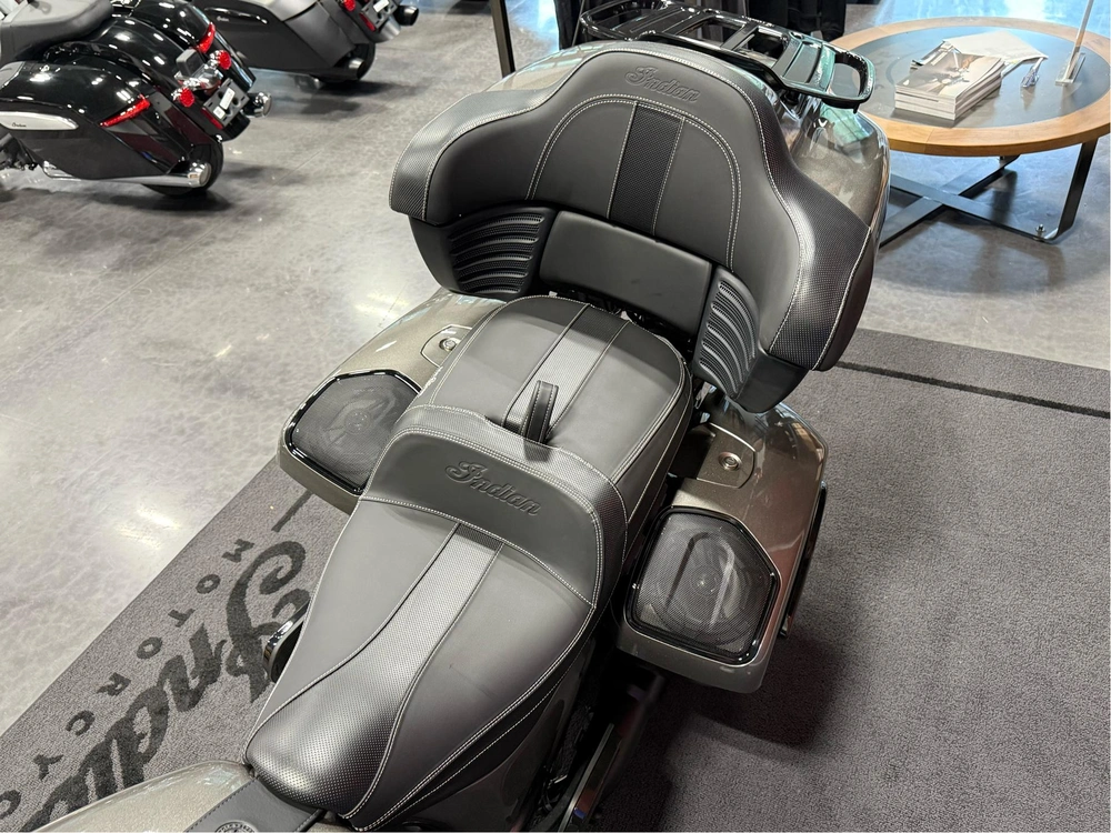 2025 Indian Motorcycle Roadmaster Drk Hrs Prem Audio, Hvy Mtl, 49s Dark Horse® With Powerband Audio Package alt