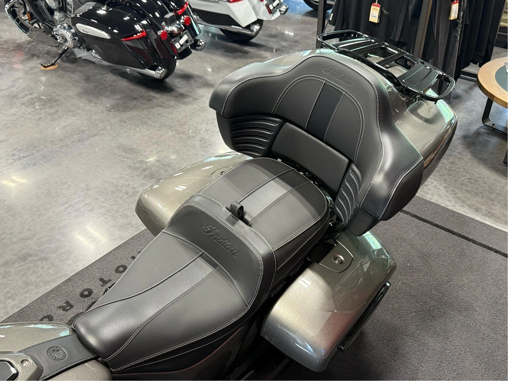 2025 Indian Motorcycle Roadmaster Dark Horse alt